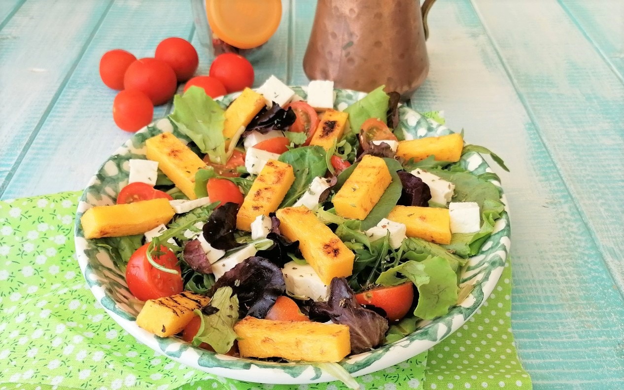 SALADE AVEC POLENTA FRAÎCHE ET SAVOUREUSE