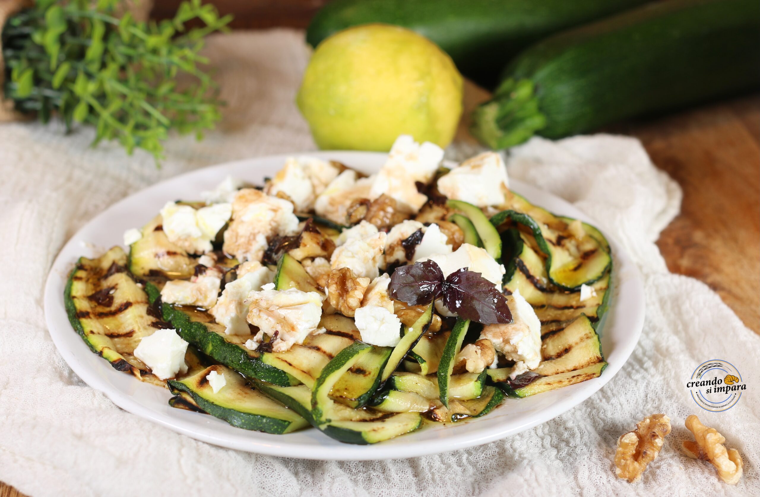 Salade de courgettes avec feta et noix