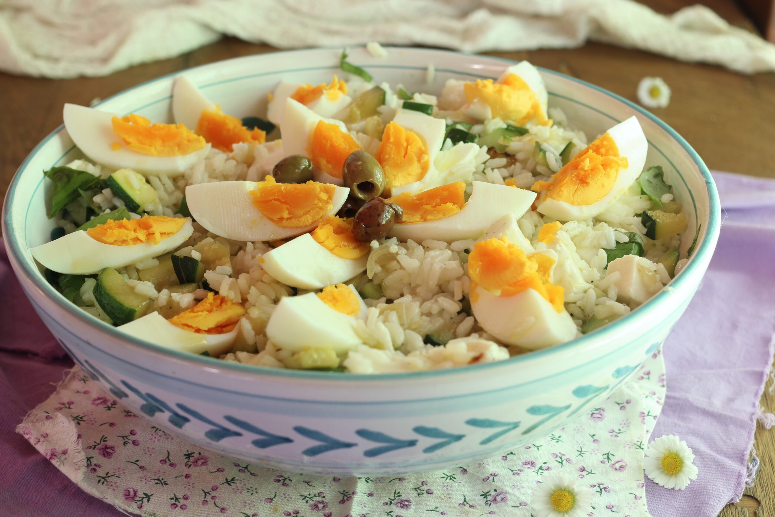 Salade de riz avec courgettes et mozzarella