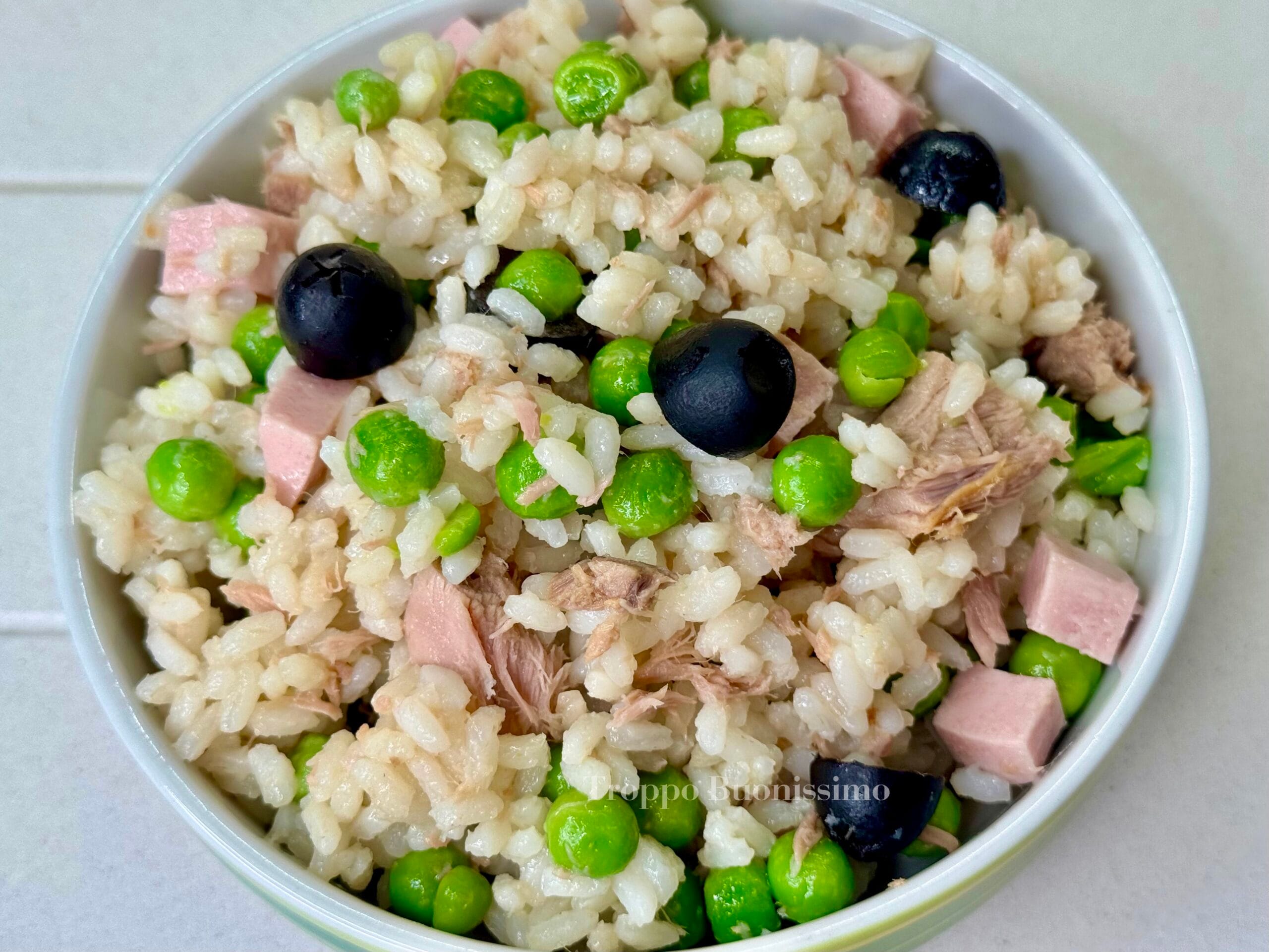 Salade de riz froide avec thon, jambon, petits pois et olives noires : l’idée estivale prête en 15 minutes !