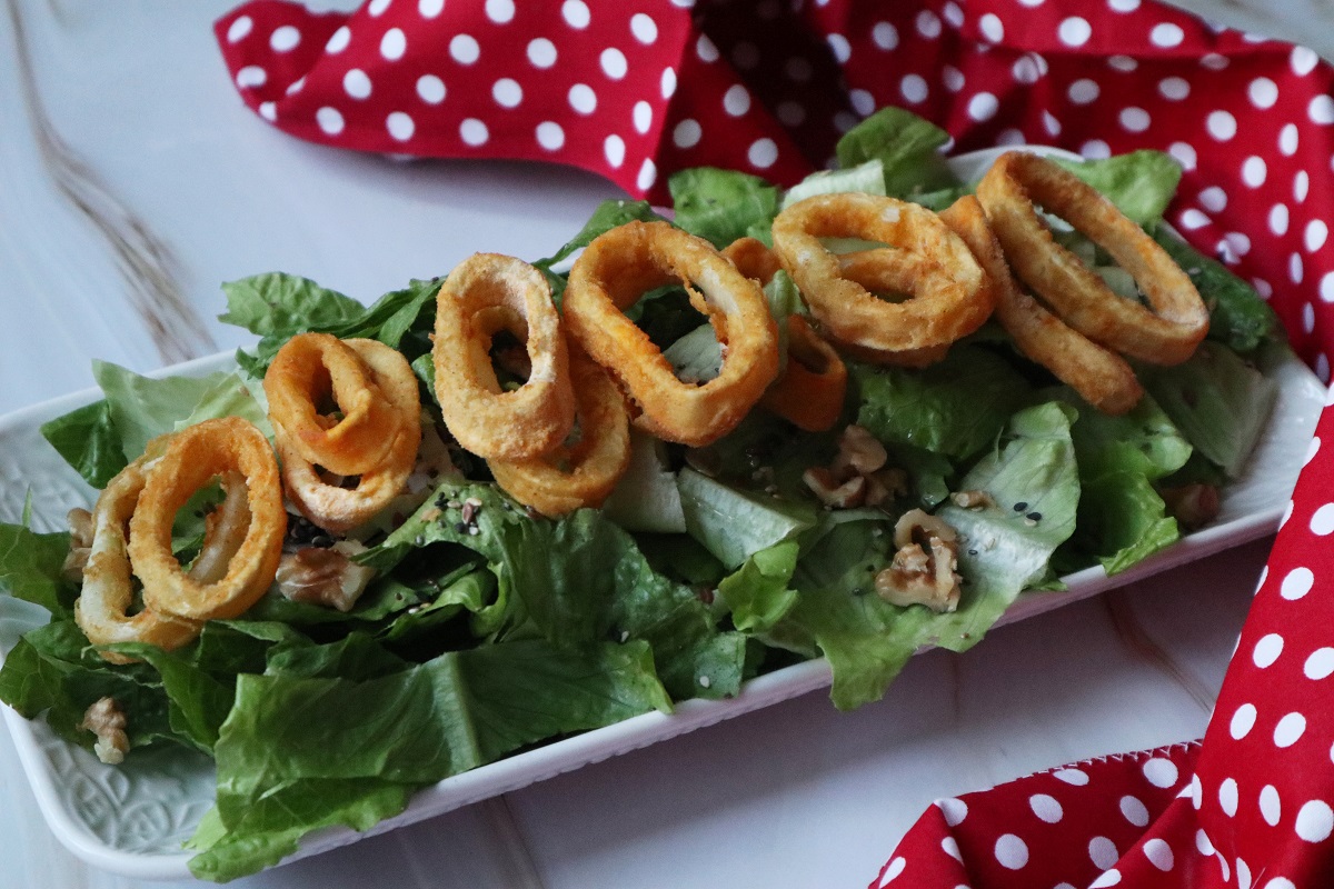 Salade de laitue romaine avec anneaux de calamars au paprika