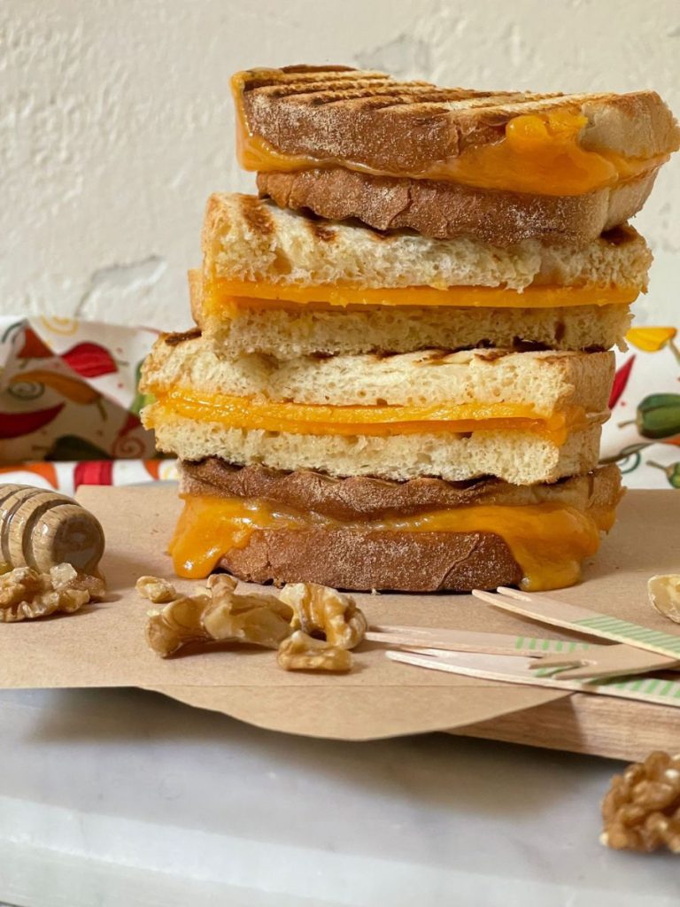 sandwich croustillant avec cheddar, noix et miel