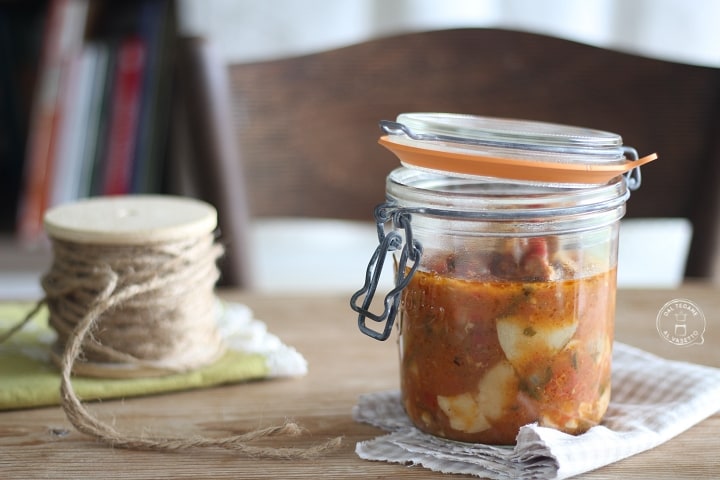 Sauce aux champignons en cuisson en bocal