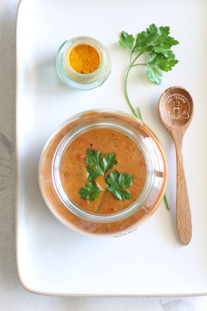 sauce épicée avec lait de coco, tomate et curry, cuite en pot au micro-ondes en cuisson sous vide