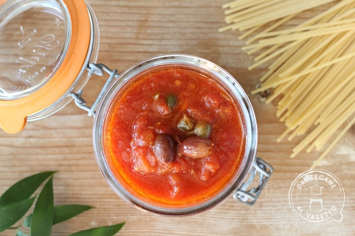 Sauce puttanesca en cuisson en bocal