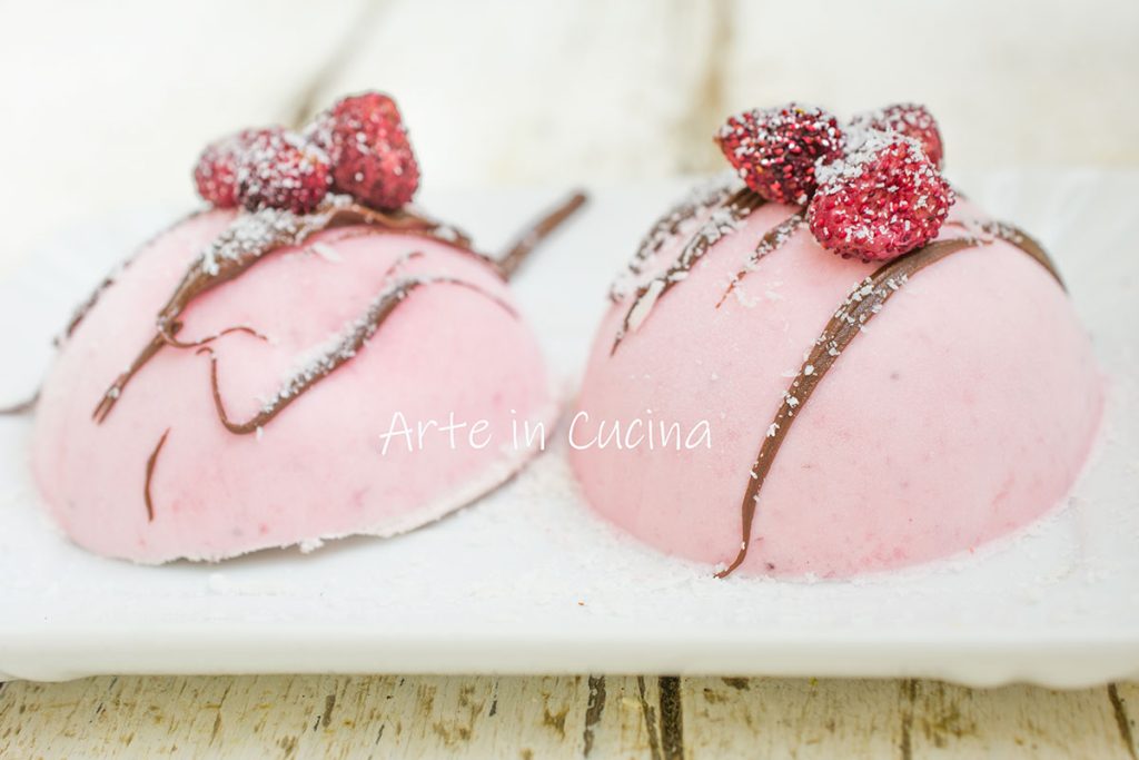 PETITS GÂTEAUX SEMI-FROIDS fraises et noix de coco