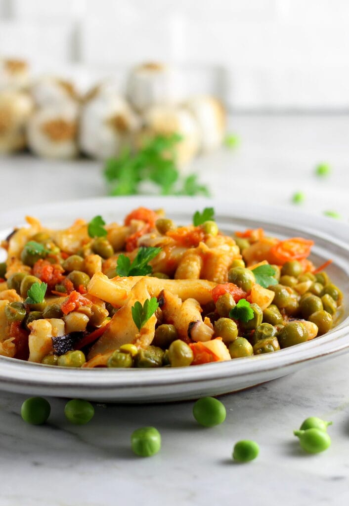 Seiches avec petits pois et tomates cerises