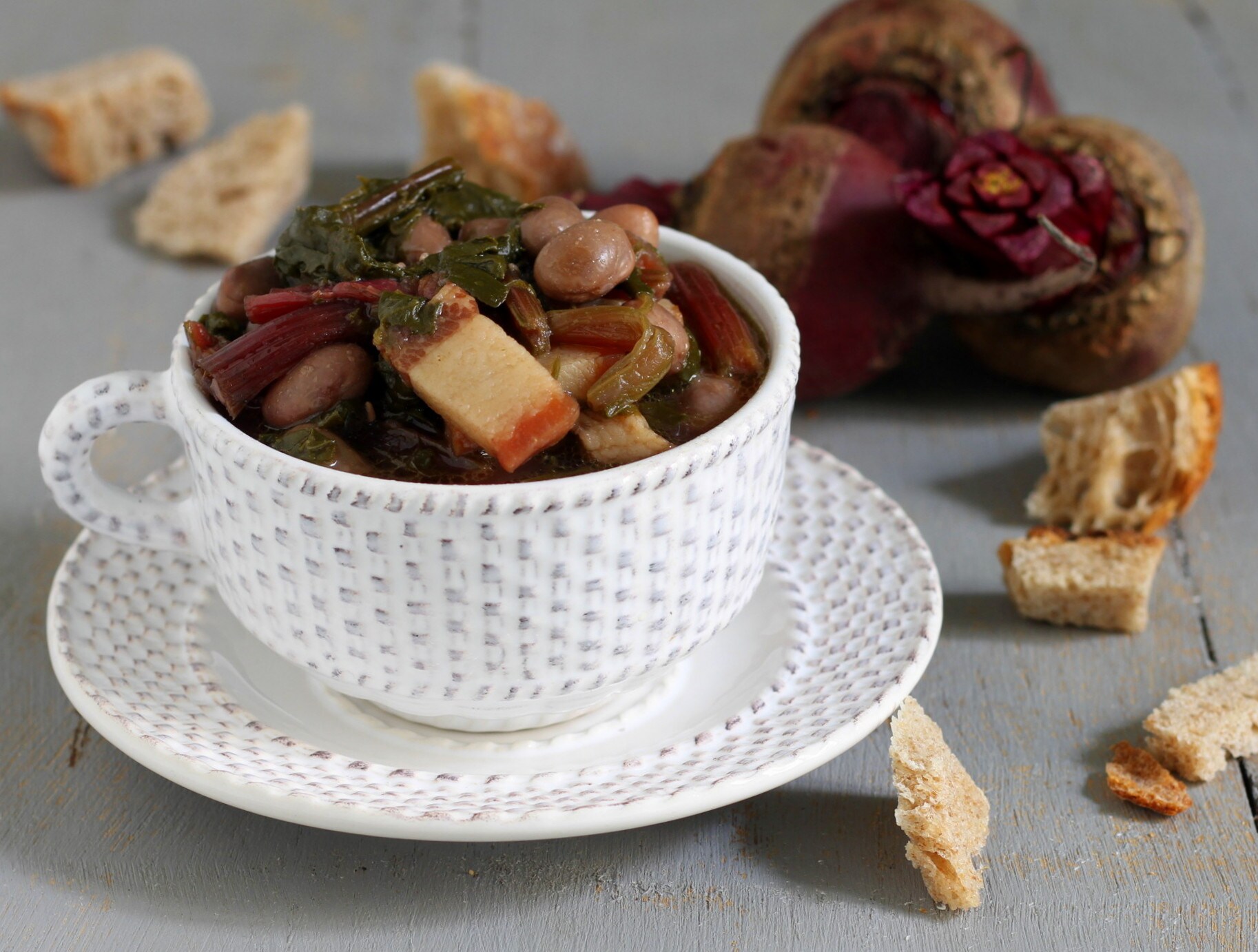 Soupe de haricots et feuilles de betterave