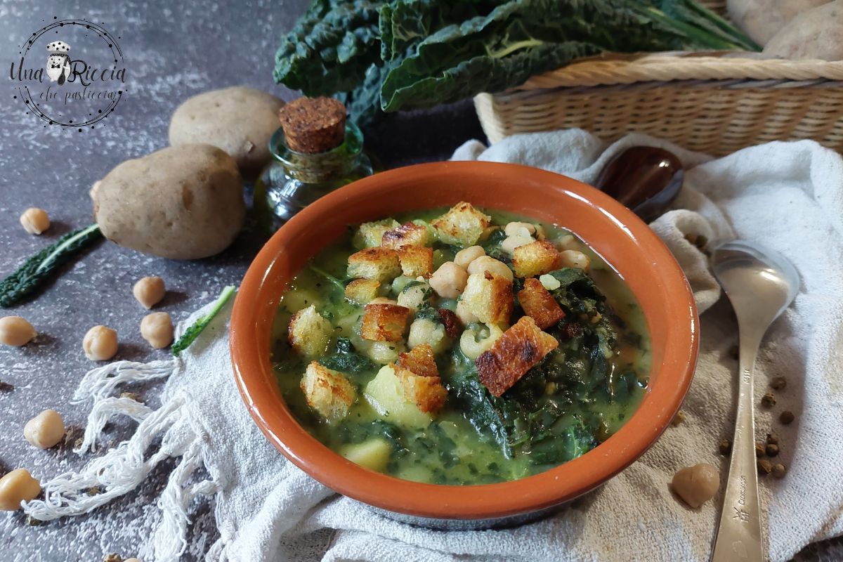 Soupe de chou noir avec pois chiches et pommes de terre