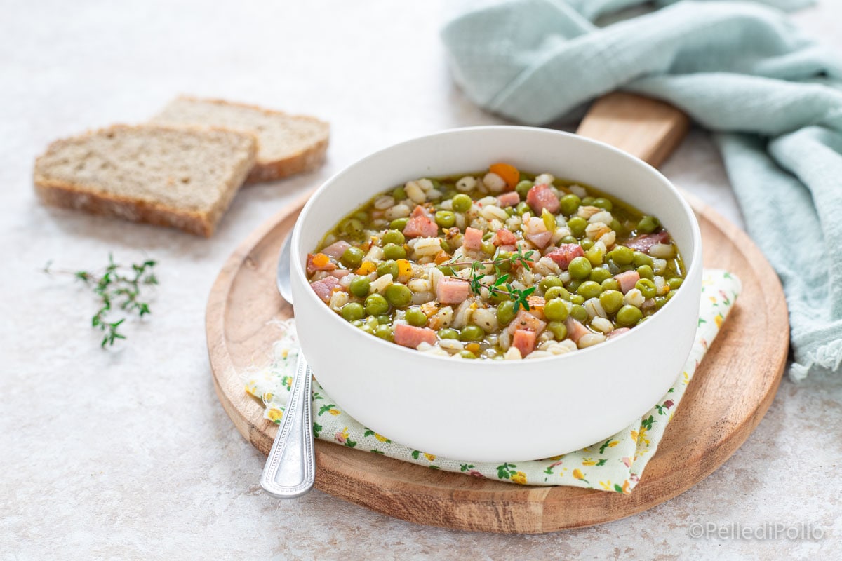Soupe d’orge avec petits pois et jambon