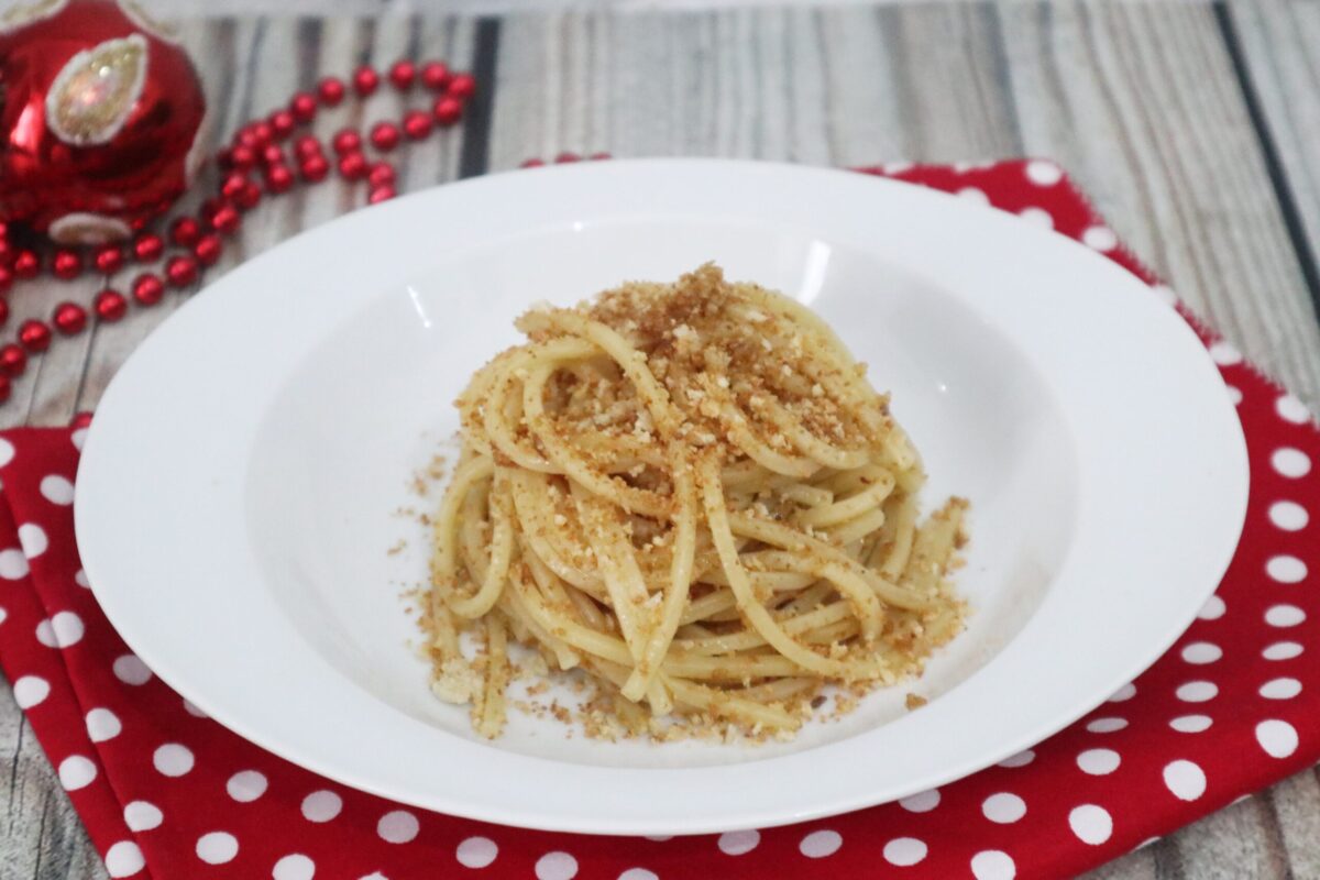 Spaghetti aux anchois et chapelure