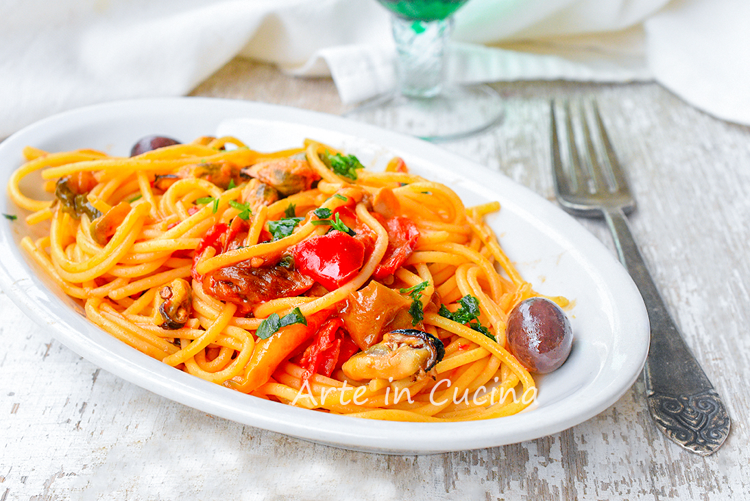 Spaghetti moules et poivrons avec olives