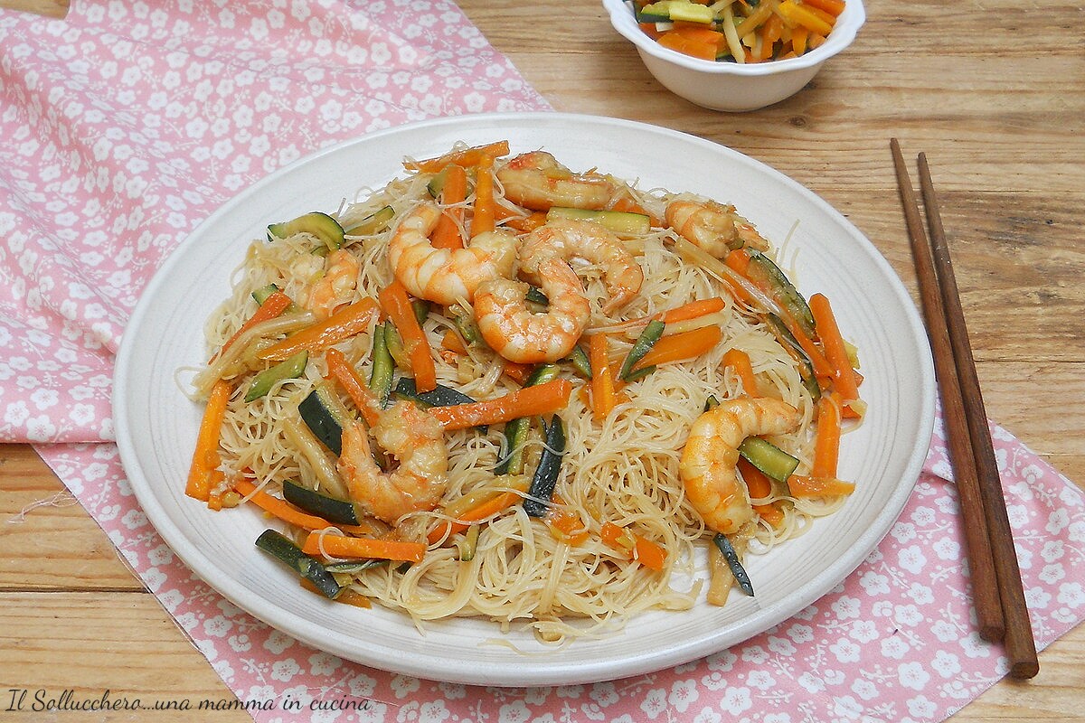 Spaghettis de riz aux crevettes et légumes