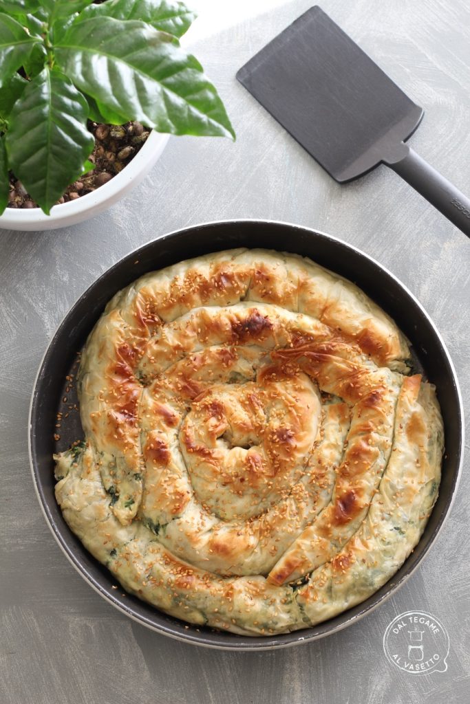 tarte roulée de pâte filo farcie avec feta et épinards et cuite au micro-ondes