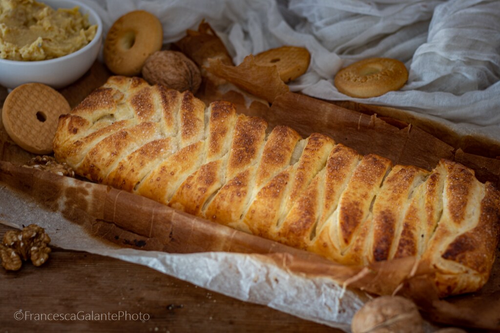 Strudel de pâte feuilletée avec crème, biscuits et noix