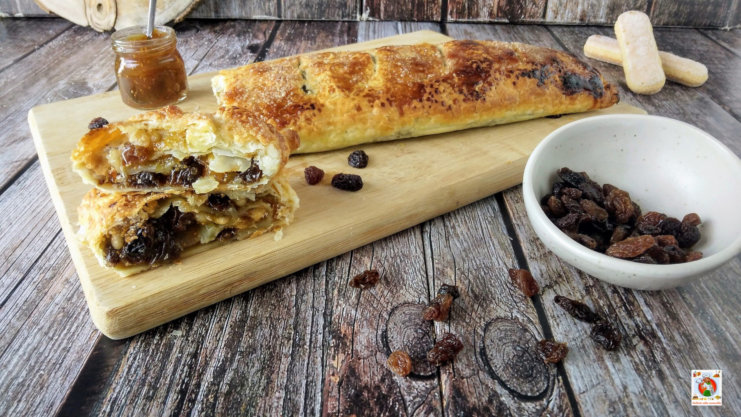 Strudel aux figues, raisins secs et biscuits à la cuillère