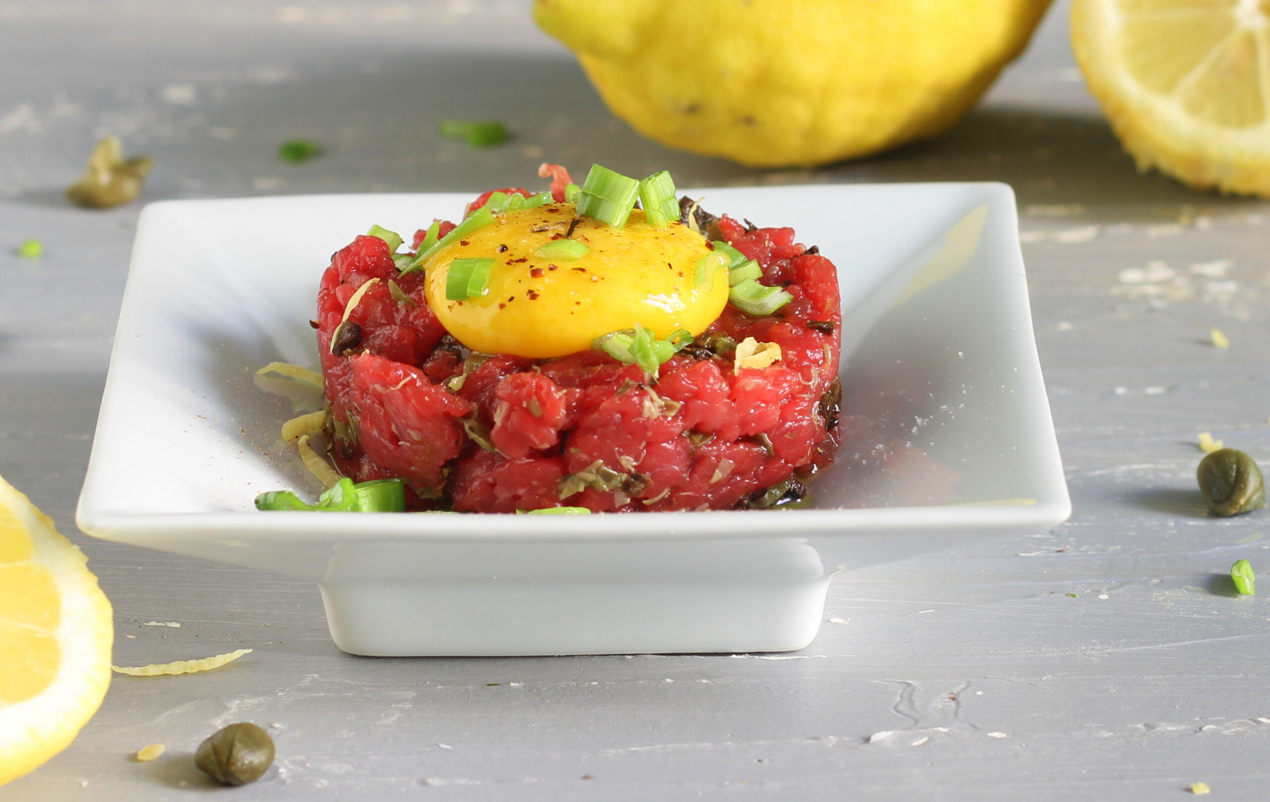 Tartare de bœuf avec olives et câpres