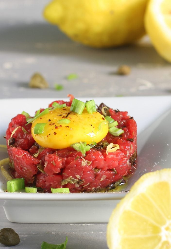 Tartare de bœuf avec olives et câpres