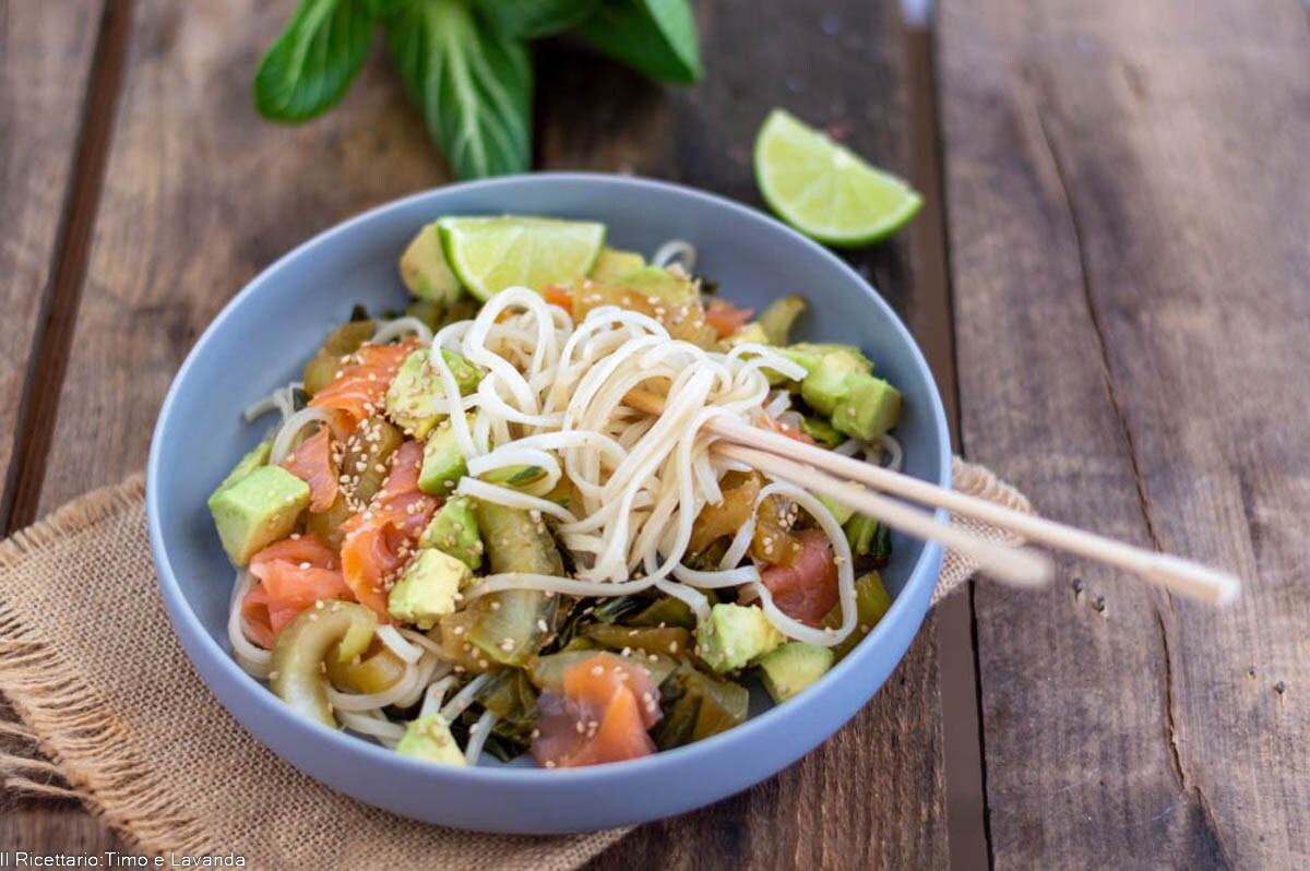 Tagliatelles de riz au saumon et à l’avocat