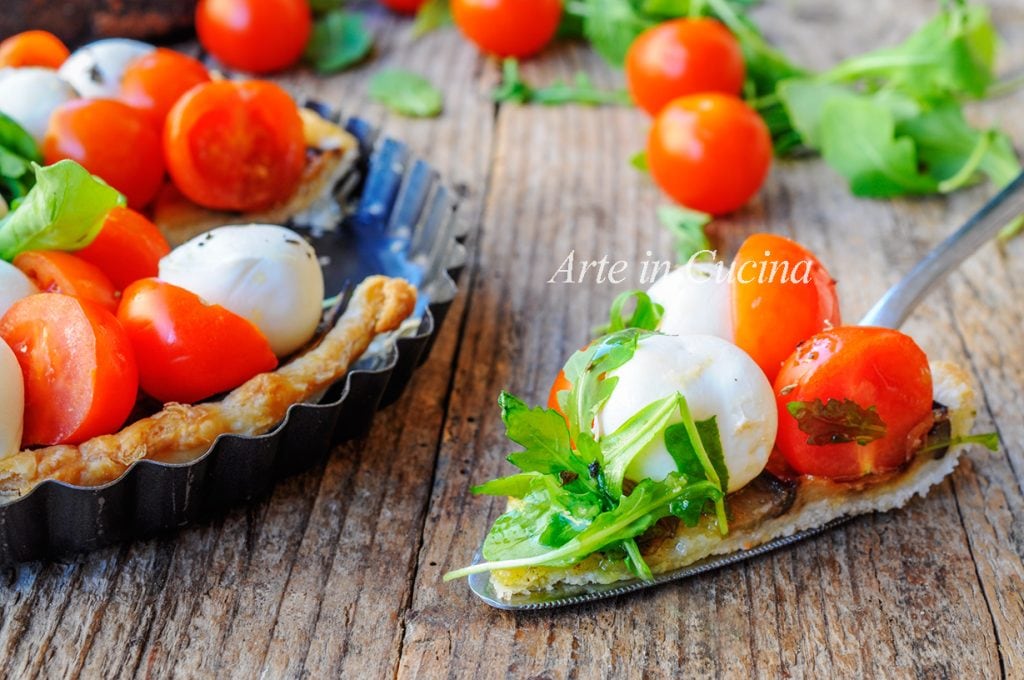 Tarte caprese aux aubergines avec pâte feuilletée