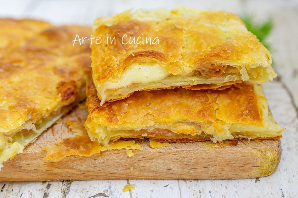 Tarte feuilletée avec pommes de terre crues et mortadelle
