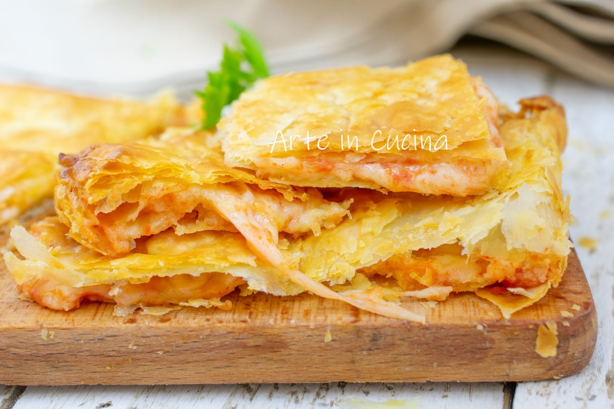 TARTE RUSTIQUE de PÂTE FEUILLETÉE au goût pizza