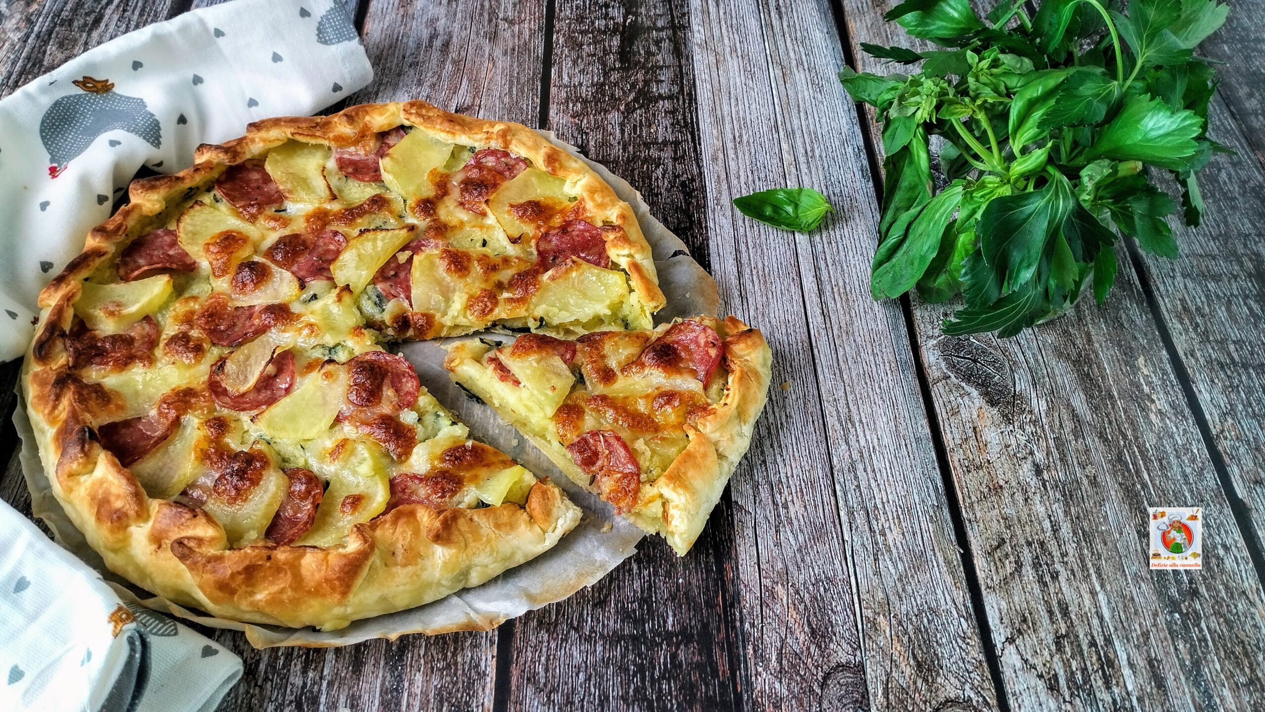 Tarte salée aux pommes de terre, salami et scamorza : une super délice avec une garniture riche, crémeuse et filante.