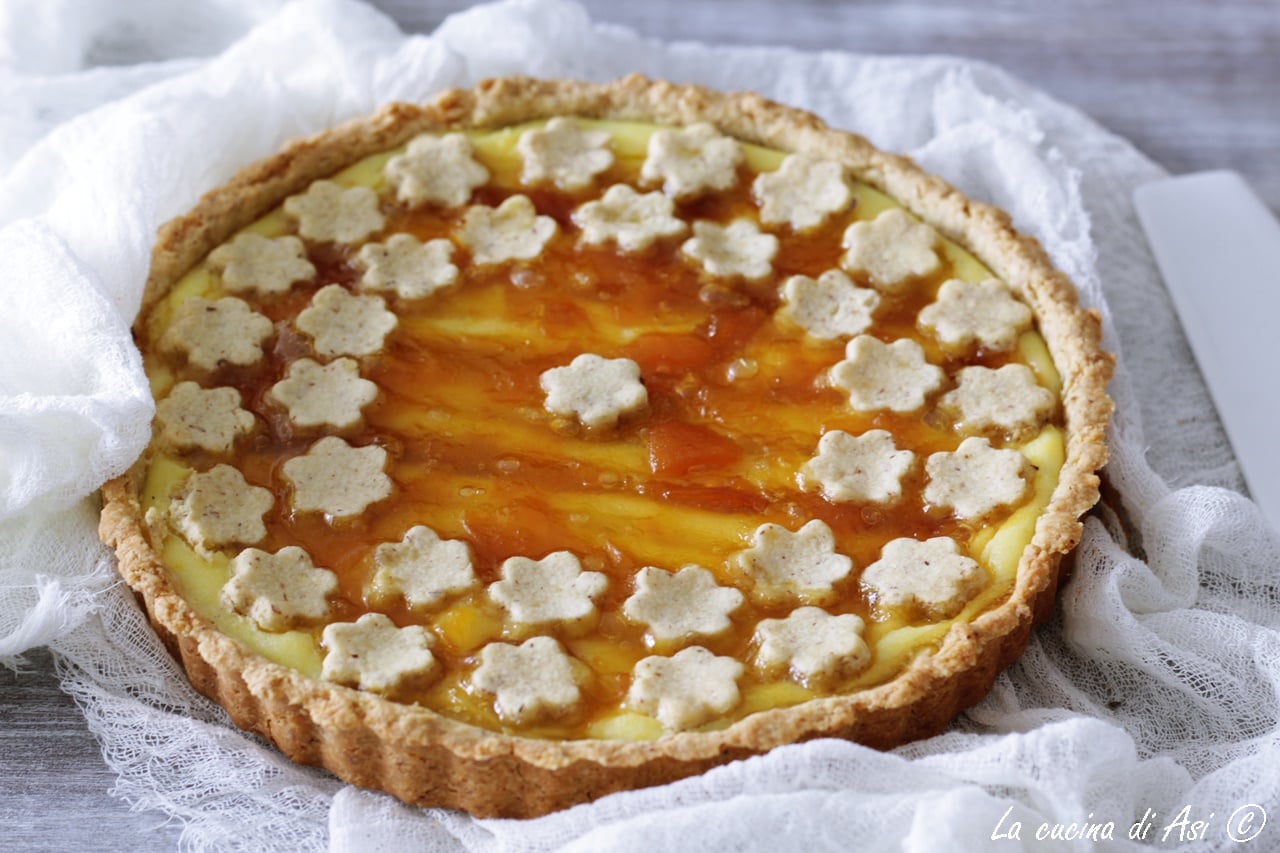 Tarte sans gluten remplie de crème et confiture