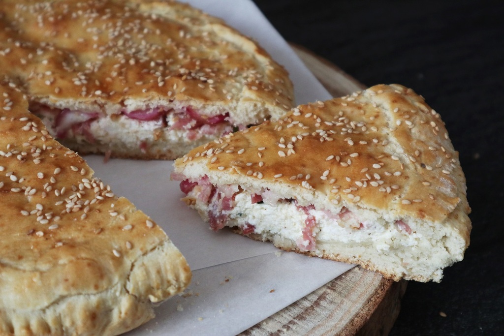tarte salée à la ricotta, au speck et aux radis