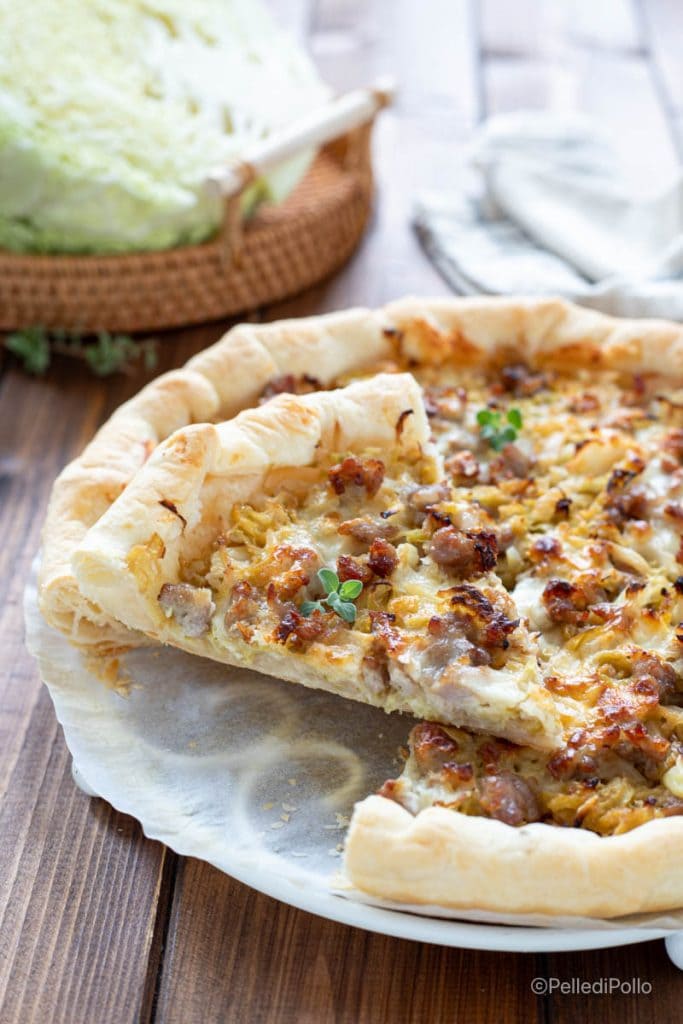 tarte de pâte feuilletée avec saucisse chou et stracchino