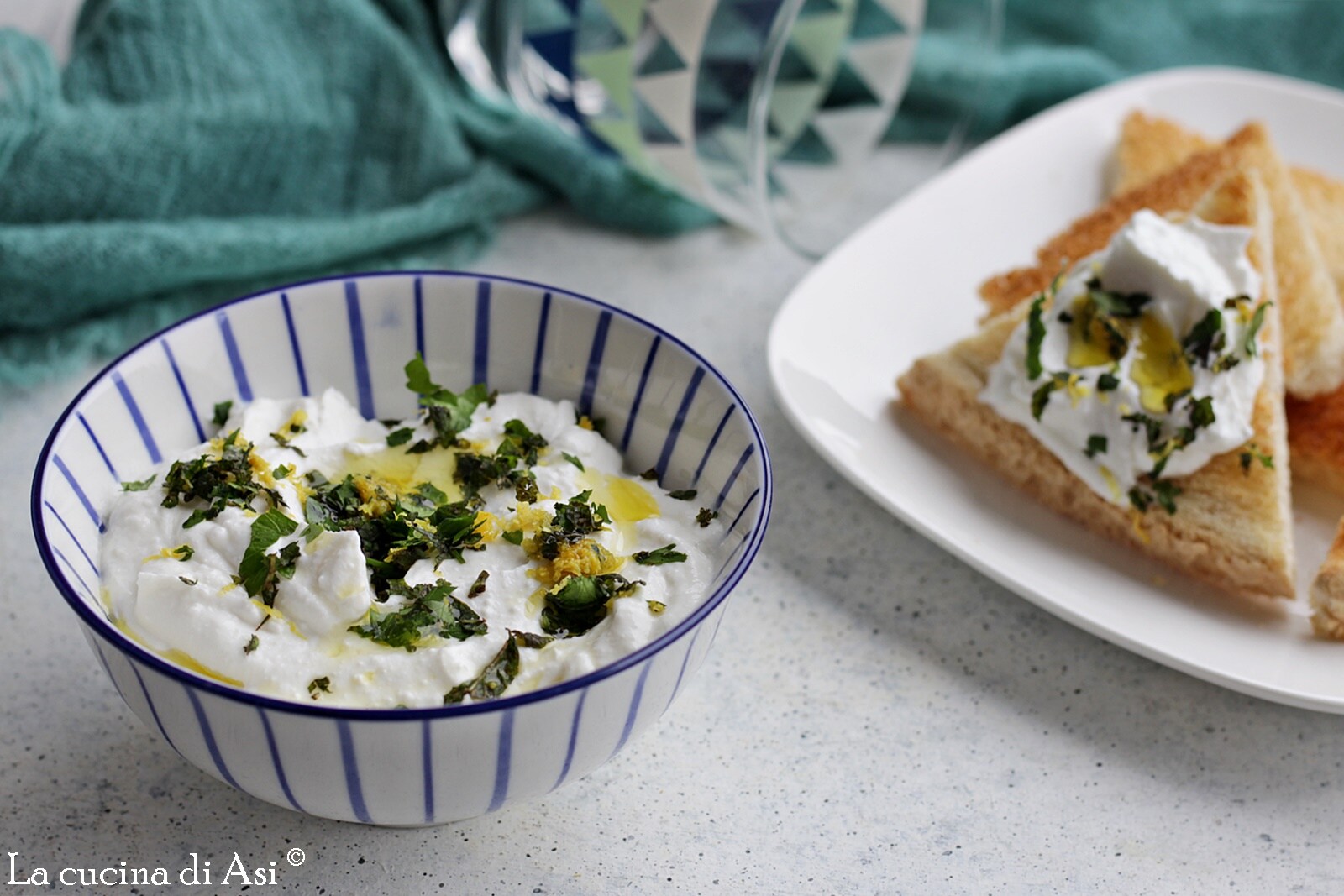 Tartines avec ricotta fouettée et assaisonnée