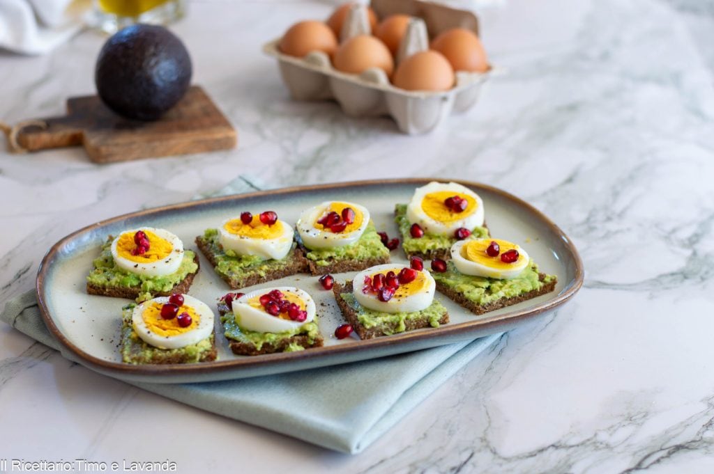 tartines de pain de seigle avec avocat et œuf