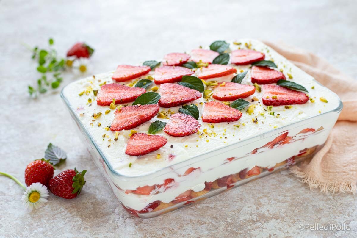 Tiramisu aux fraises avec crème et mascarpone