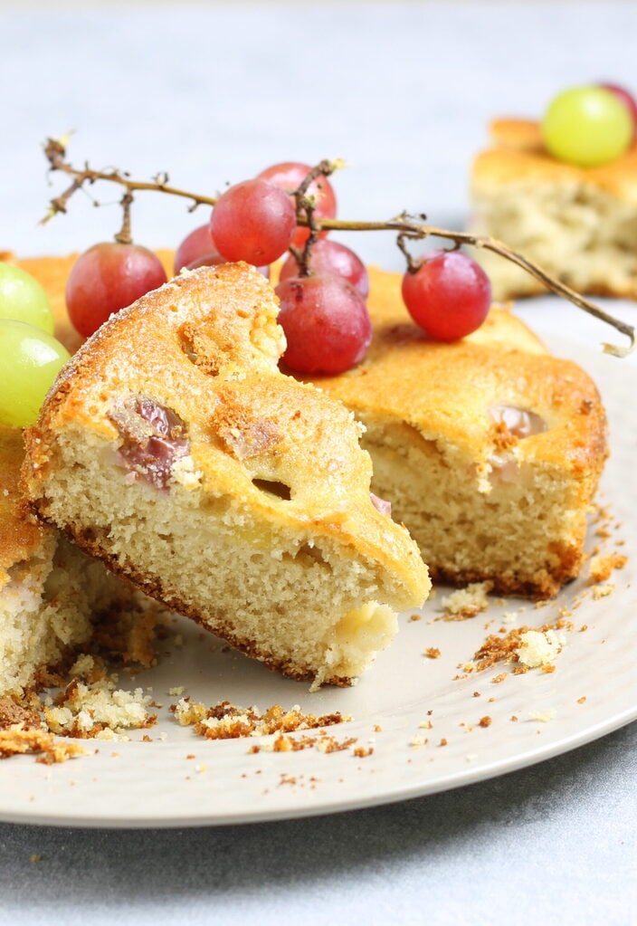 Gâteau moelleux aux raisins, sain et sans beurre