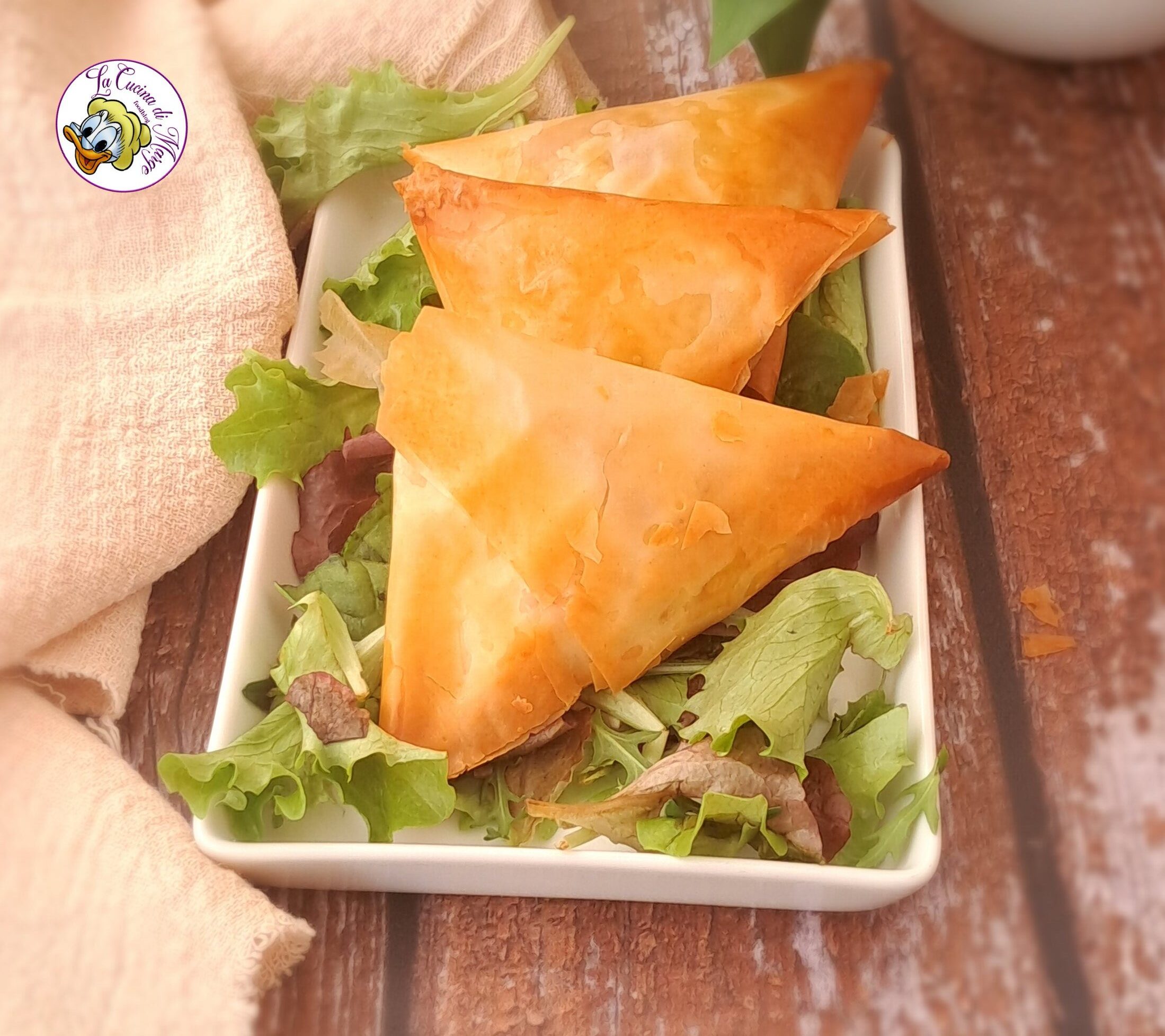 Triangles de pâte filo avec jambon et fromage