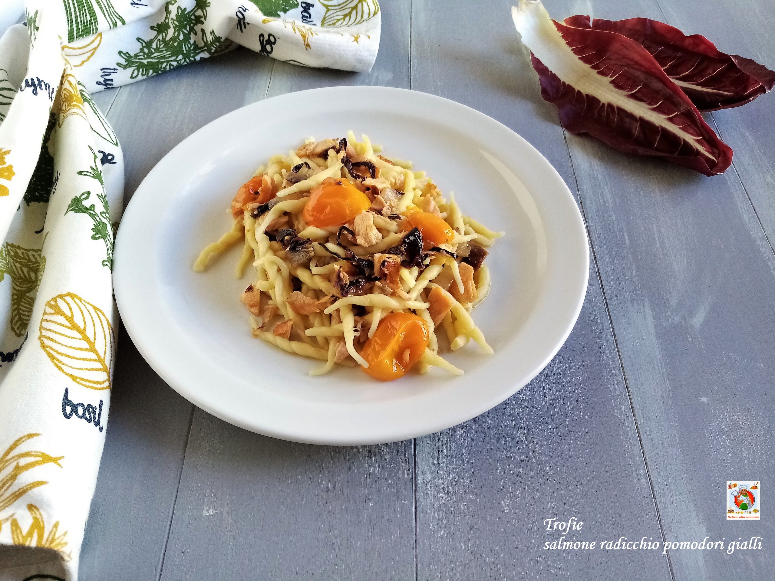 Trofie au saumon, chicorée et tomates jaunes