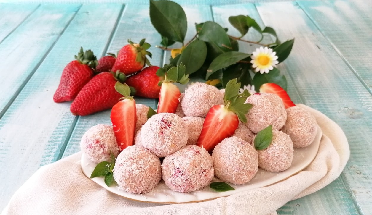 TRUFFES COCO ET FRAISES MOELLEUSES SANS CUISSON