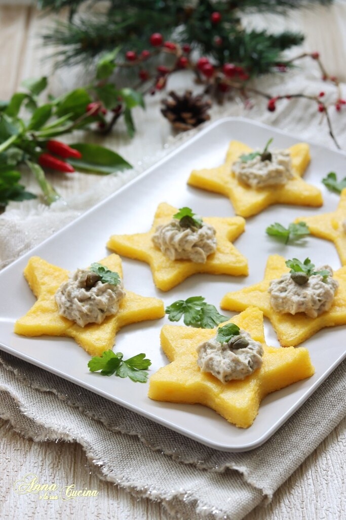 Croûtons de polenta avec mousse de thon en forme d'étoile