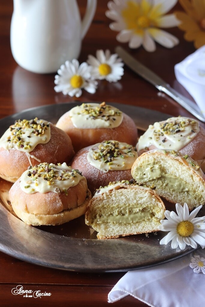 Brioche avec crème de pistache et chocolat blanc
