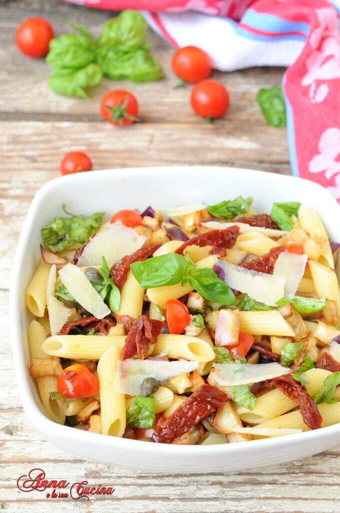 Salade de pâtes aux tomates séchées et aubergines