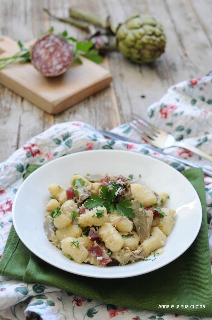 Gnocchi avec artichauts et saucisson