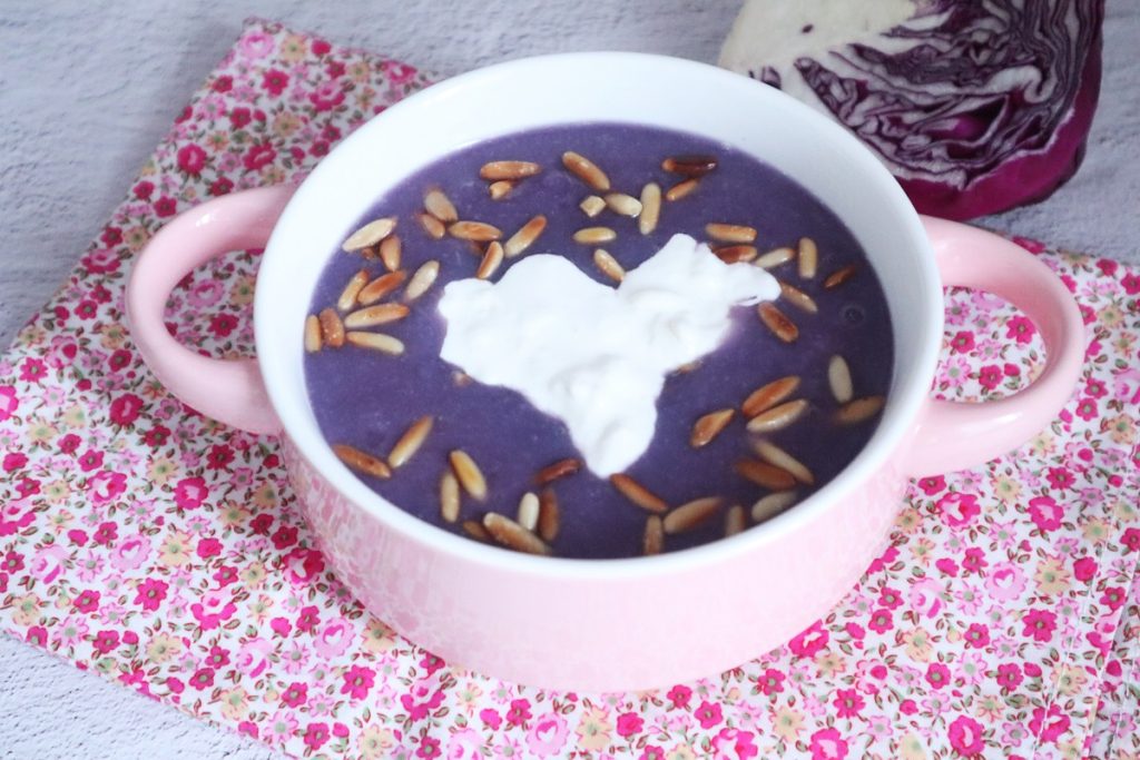 velouté de chou rouge avec stracciatella et pignons de pin