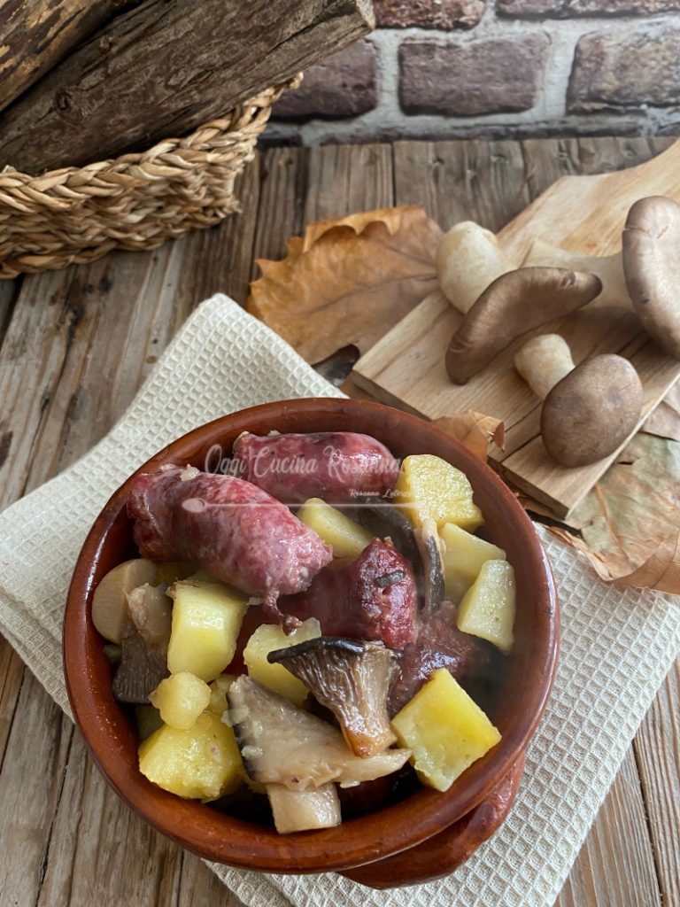 Saucisse avec champignons et pommes de terre au four -cuisson lente en poterie-