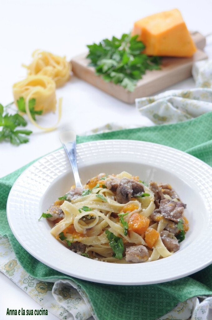 Tagliatelles aux champignons, potiron et saucisse