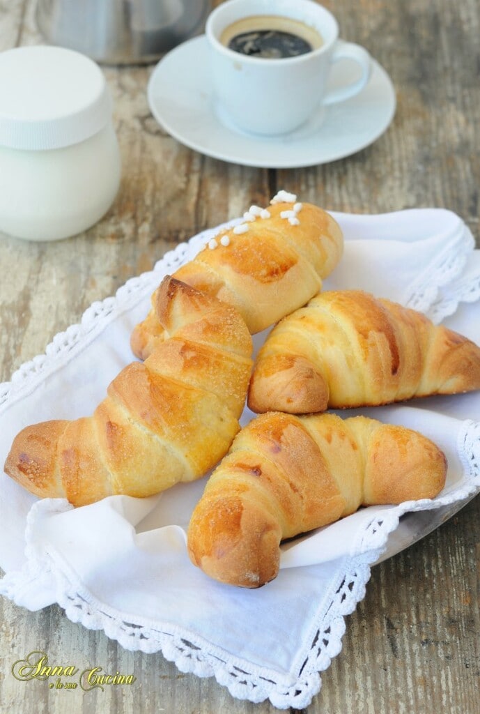 Croissants légers vides avec yaourt