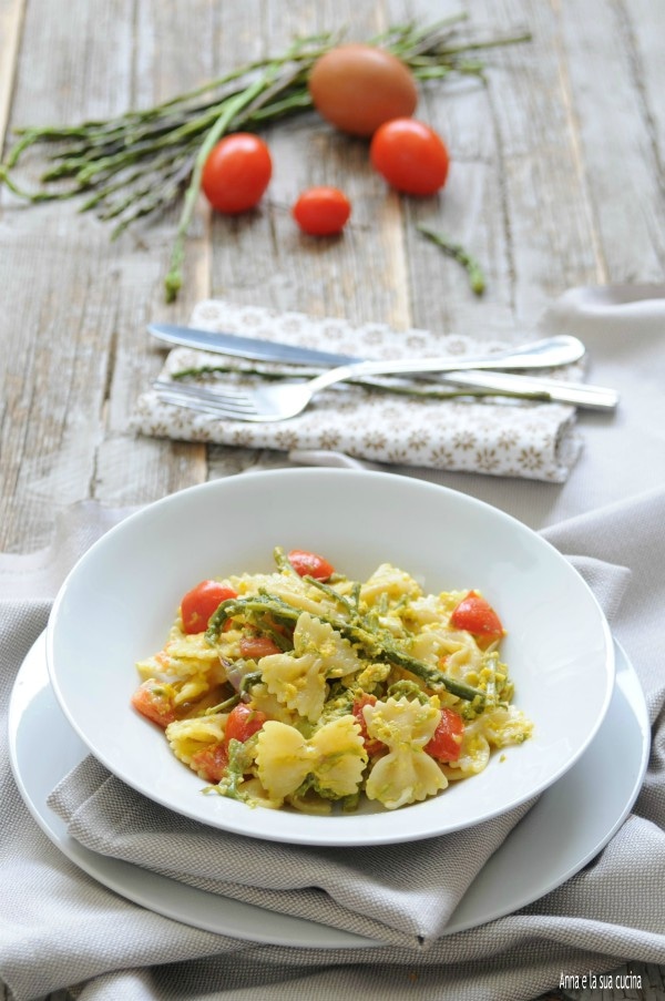 Farfalle aux asperges et œufs