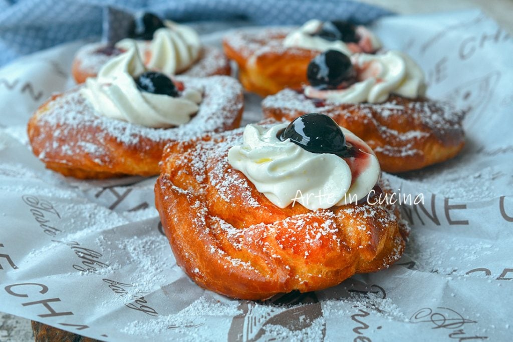 Zeppole frites avec crème diplomate et cerises
