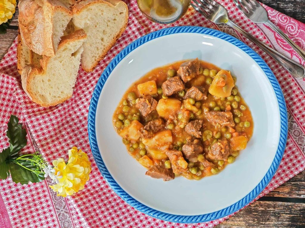 Ragoût avec pommes de terre et petits pois
