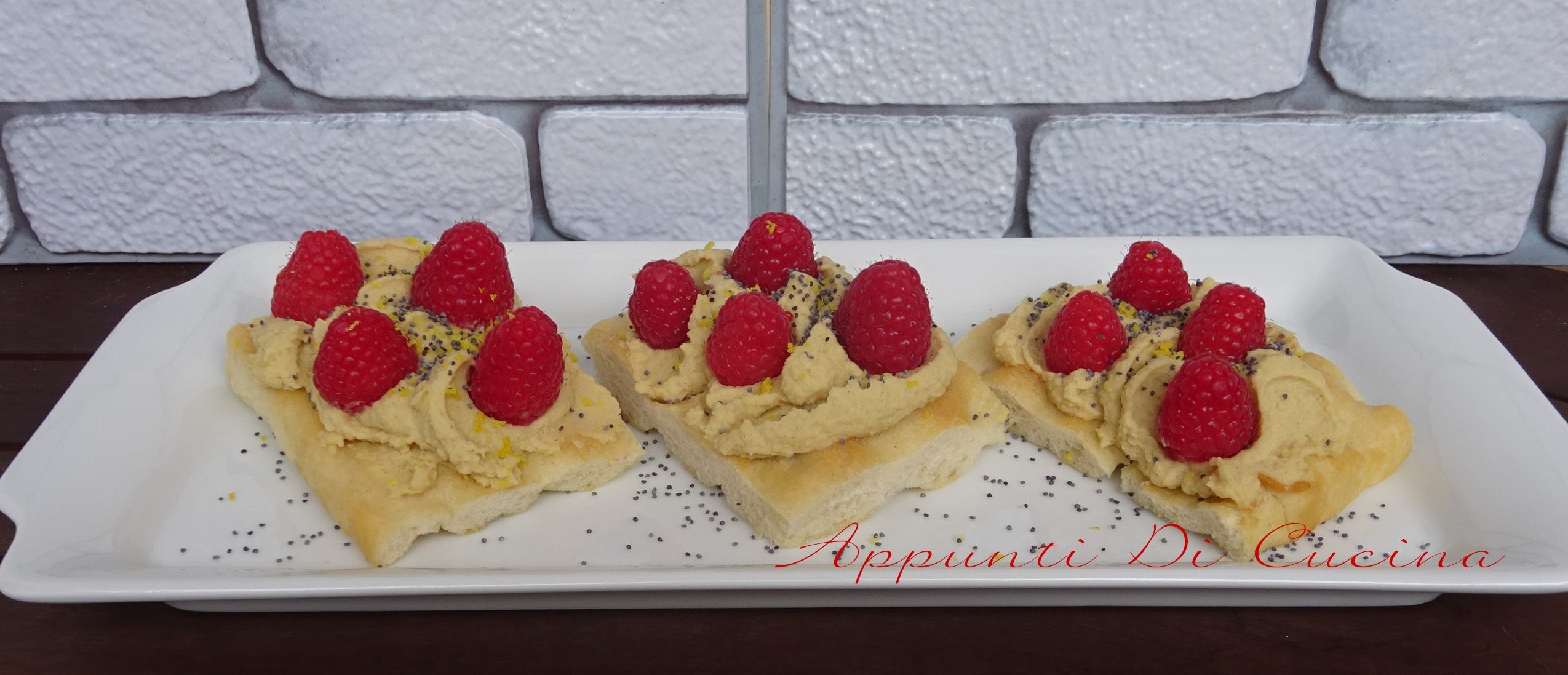 PETITS PAINS PLATS AVEC CRÈME DE POIS CHICHES ET FRAMBOISES