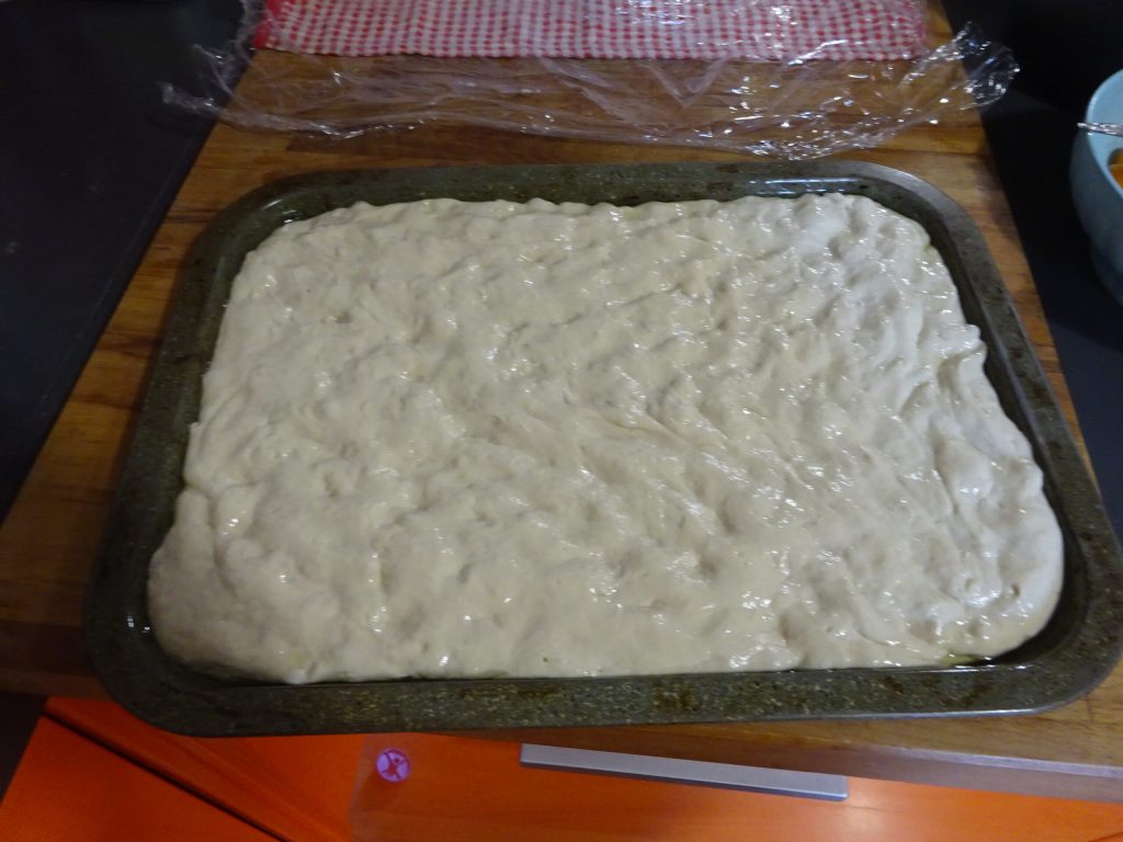 Focaccia aux oignons et tomates cerises jaunes